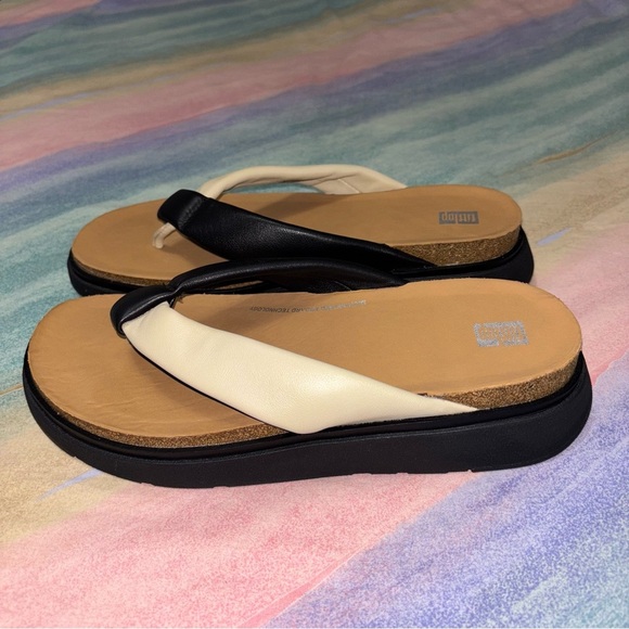 FitFlop GEN-FF Padded-Strap Leather Toe-Post Sandals Latte Beige/Black Size 10 - Picture 4 of 10